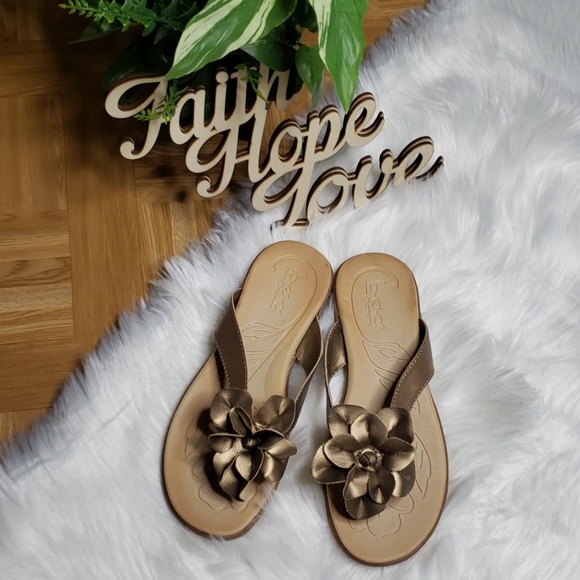 b.o.c. Shoes - B.O.C. Born O Concept Flip Flop | Size 8M | Gold